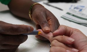 Un trabajador de salud realiza una prueba para determinar la presencia de enfermedades de transmisión sexual como el VIH
