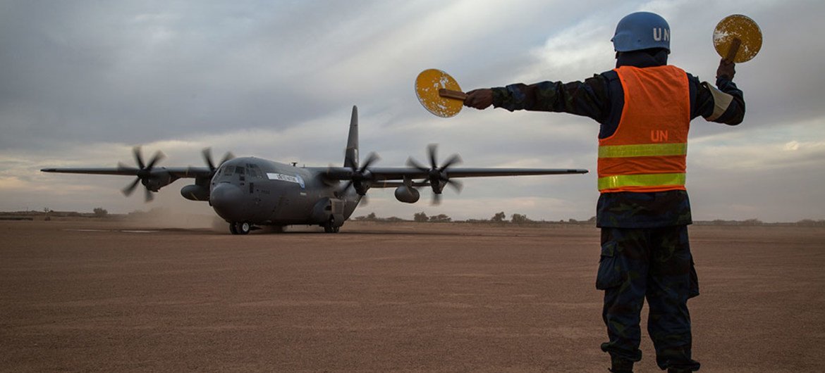 Un avion cargo arrive sur une piste d'atterrissage dans la partie nord du Mali.