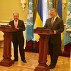 Le Secrétaire général des Nations Unies, António Guterres (à gauche), aux côtés de Petro Poroshenko, Président de l'Ukraine, lors d'une conférence de presse à Kiev, en Ukraine.