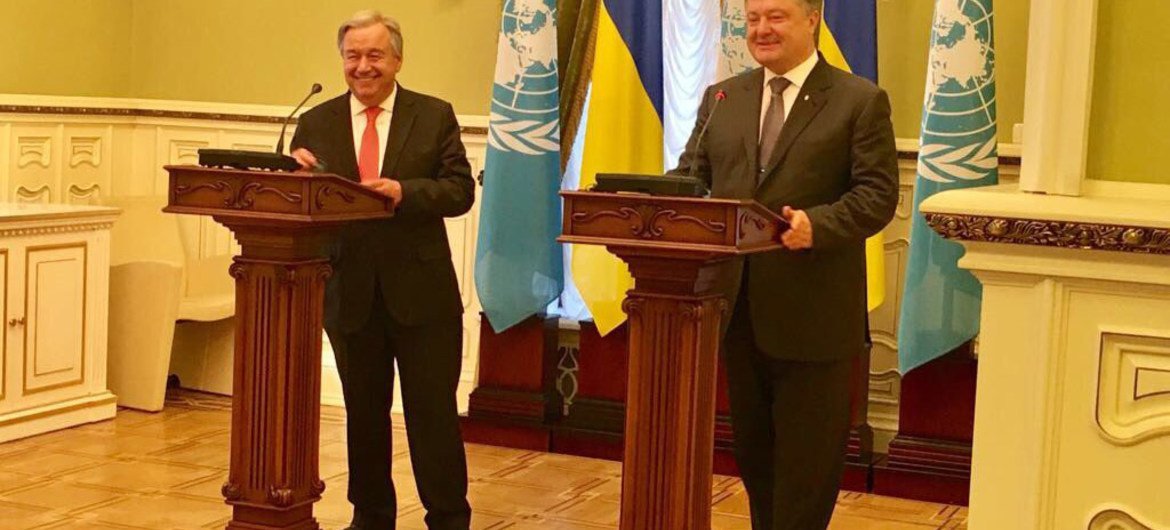 Le Secrétaire général des Nations Unies, António Guterres (à gauche), aux côtés de Petro Poroshenko, Président de l'Ukraine, lors d'une conférence de presse à Kiev, en Ukraine.
