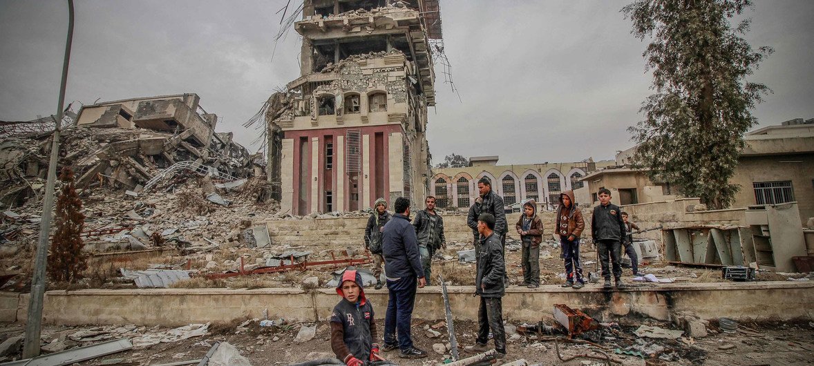 Civiles en la zona de la Universidad de Mosul, destruida tras los combates. Foto: OCHA / Themba Linden