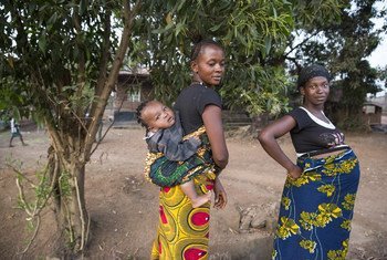 Deux femmes et un bébé dans un village près de la ville de Makeni, dans la province du nord de la Sierra Leone. Photo ONU / Martine Perret