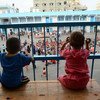 Dos niños se asoman a los balcones del centro colectivo Bahrain en Gaza, donde siguen albergados desde que sus casas fueran destruidas en 2014. 