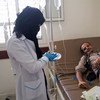 Enfermo de cólera en Yemen recibe tratamiento en una de las escasas instalaciones médicas que todavía funcionan. Foto: OCHA