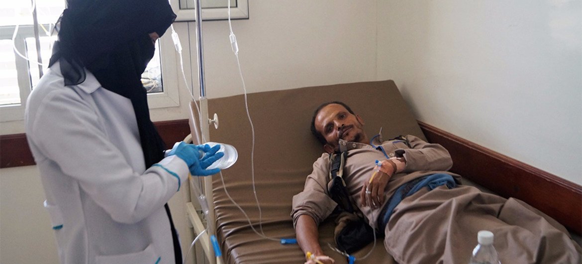 Enfermo de cólera en Yemen recibe tratamiento en una de las escasas instalaciones médicas que todavía funcionan. Foto: OCHA
