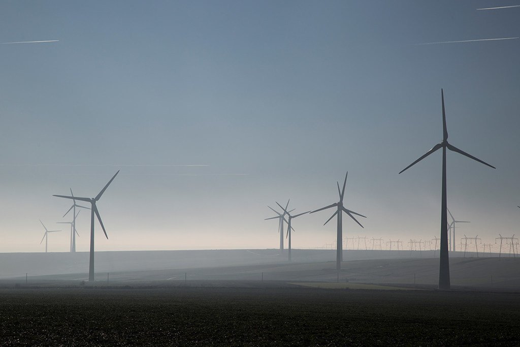 Estos molinos de viento en Rumanía forman parte de la “Estrategia Europa 2020”, un movimiento hacia una economía baja en carbono más ecológica y competitiva que hace un uso eficiente de los recursos y es resistente al riesgo climático. 