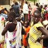 在南苏丹上尼罗州的帕加克，妇女和儿童在一个登记地点排队。（资料图）