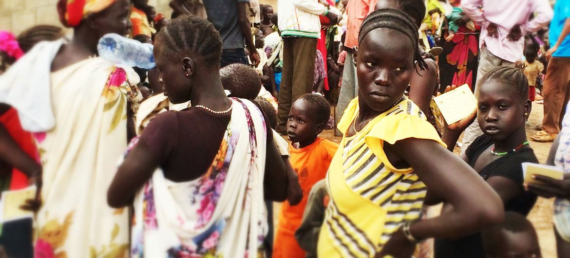 在南苏丹上尼罗州的帕加克，妇女和儿童在一个登记地点排队。（资料图）