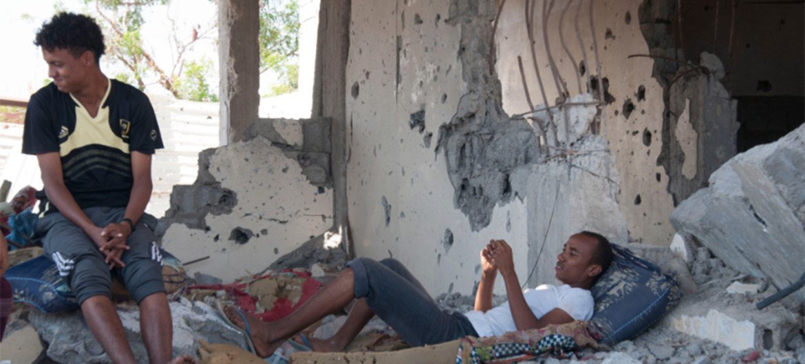 在自己被炸毁的家中的也门人。人道协调厅图片/Eman