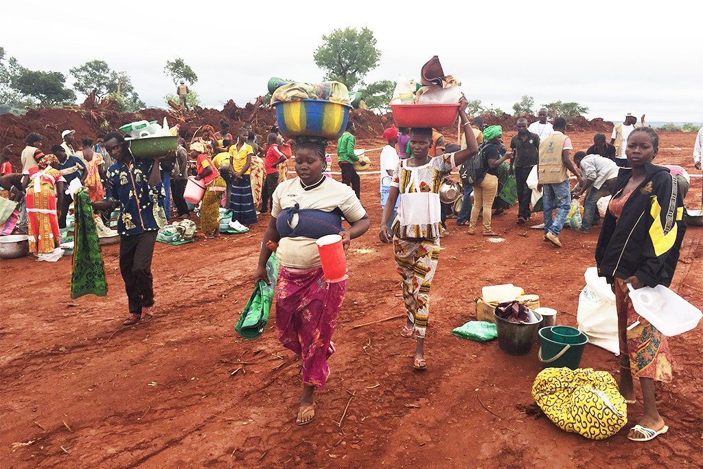 Des femmes centrafricaines transportant de l'aide humanitaire le long d'une route