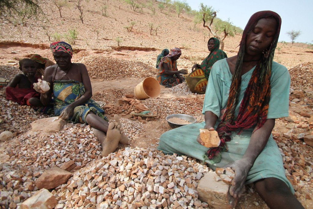 Des femmes du camp de personnes déplacées de Koloma, à Goz Beida, dans l'est du Tchad, brisent des roches pour faire du gravier.