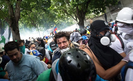 Protesters in La Castellana, an eastern Caracas neighborhood, run away from the tear gas bombs, fired by the National Guard and the National Bolivarian Police. 18 May 2017.