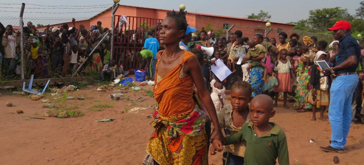 Des femmes et enfants congolais arrivent au poste frontalier de Chissanda, à Lunda Norte, en Angola, après avoir fui les attaques de milices dans la province du Kasaï, en République démocratique du Congo (archives).