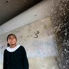 一名在加沙学生看着在2014年冲突中被毁坏的一间教室。