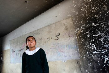 一名在加沙学生看着在2014年冲突中被毁坏的一间教室。
