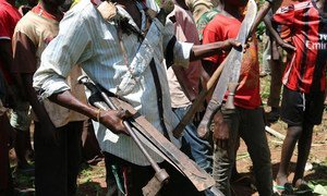 Un commandant d'une milice anti-Balaka collecte des armes remises par des enfants libérés par le groupe lors d'une cérémonie de remise en liberté à Bambari en République centrafricaine.