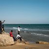 2016年5月17日，一群冈比亚男孩在海滩上玩耍。他们住在意大利西西里岛一个接待无人陪伴移民儿童的寄宿站。