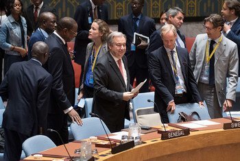 Le Secrétaire général, António Guterres (centre), juste avant de prendre place pour participer au débat du Conseil de sécurité sur le renforcement des capacités africaines dans les domaines de la paix et de la sécurité. Photo ONU/Mark Garten