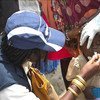 Un trabajador de la OMS suministra una vacuna oral contra el cólera a un niño sursudanés. Foto: OMS/Sudán del Sur