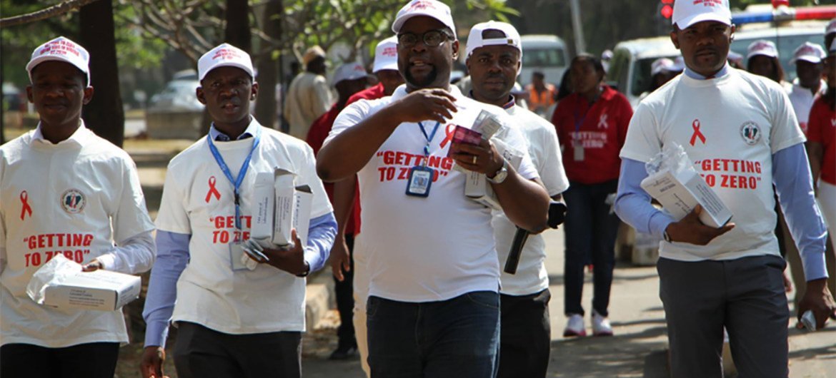 On World AIDS Day, people in Nigeria took a walk in the Asokoro neighbourhood of Abuja to increase HIV/AIDS awareness in the general public (file).