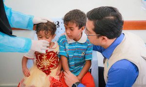 Des enfants atteints de diarrhée aqueuse aiguë et possiblement de choléra sont soignés avec une solution de réhydratation orale dans le centre de santé d'Alsonainah, à Sanaa, au Yémen.