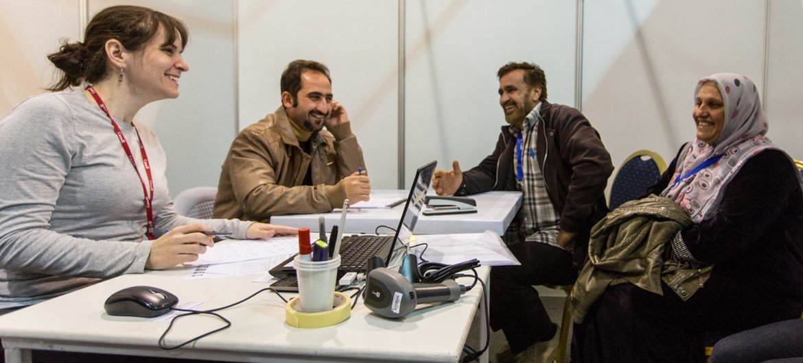 Une famille syrienne passe avec réussite un entretien mené par des fonctionnaires canadiens grâce à l'aide d'un interprète de l'Organisation internationale pour les migrations (OIM) dans un centre de réinstallation en Jordanie.