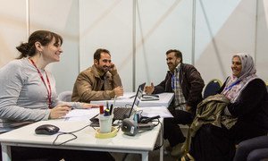 Une famille syrienne passe avec réussite un entretien mené par des fonctionnaires canadiens grâce à l'aide d'un interprète de l'Organisation internationale pour les migrations (OIM) dans un centre de réinstallation en Jordanie.