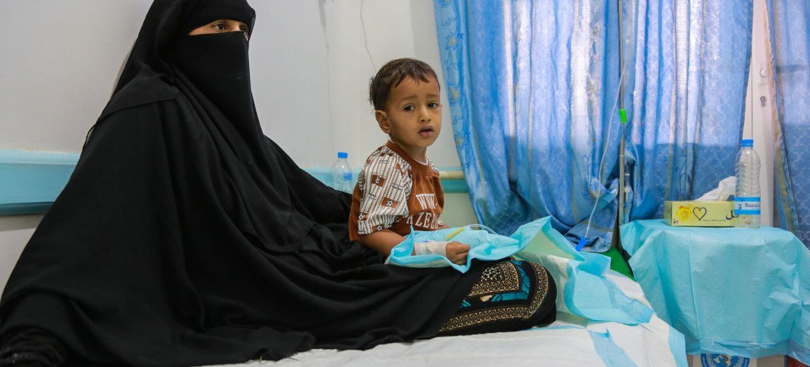 Un niño con síntomas de cólera recibe tratamiento en Sana´a, la capital de Yemen. Foto: UNICEF/Moohialdin Fuad Alzekri