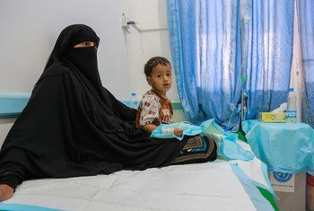 Un enfant recevant un traitement pour un cas suspect de choléra à l'hôpital Alsabeen de Sana'a, au Yémen.