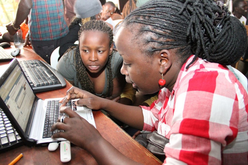 Des garçons et des filles d'un centre pour jeunes à Nairobi, au Kenya, expriment leurs opinions sur leur avenir via Facebook lors d'une mission de l'UNFPA dans la région de la Corne de l'Afrique. (archive). Photo: UNFPA / Roar Bakke Sorensen