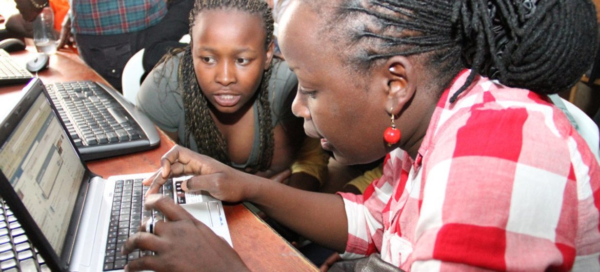 Chicos y chicas comparten los pensamientos sobre su futuro a través de las redes sociales en un centro juvenil de Nairobi, Kenya. Foto: UNFPA/Roar Bakke Sorensen