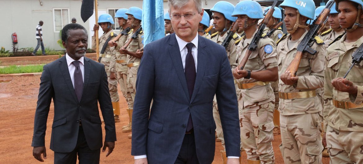 El jefe de las Operaciones de Paz de la ONU, Jean-Pierre Lacroix (derecha) visita a los cascos azules en la República Centroafricana. Foto: MINUSCA