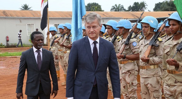 El jefe de las Operaciones de Paz de la ONU, Jean-Pierre Lacroix (derecha) visita a los cascos azules en la República Centroafricana. Foto: MINUSCA