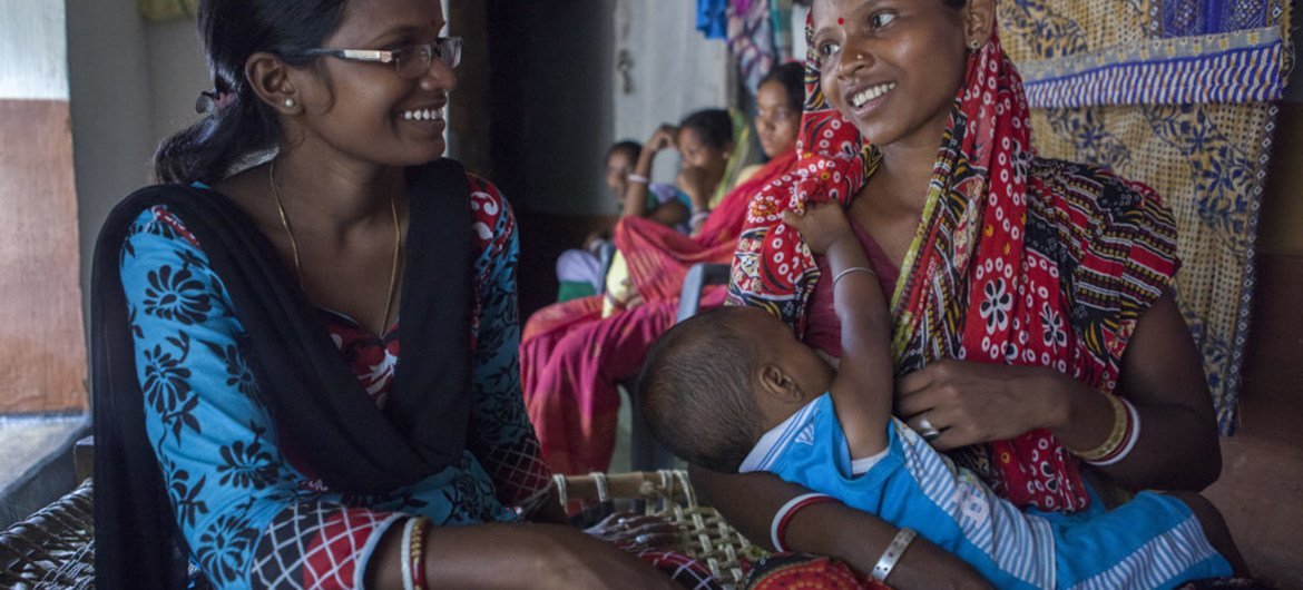 Sumi Madhi, volontaire pour la campagne d'allaitement maternel, intervient à Kudada, en Inde..
