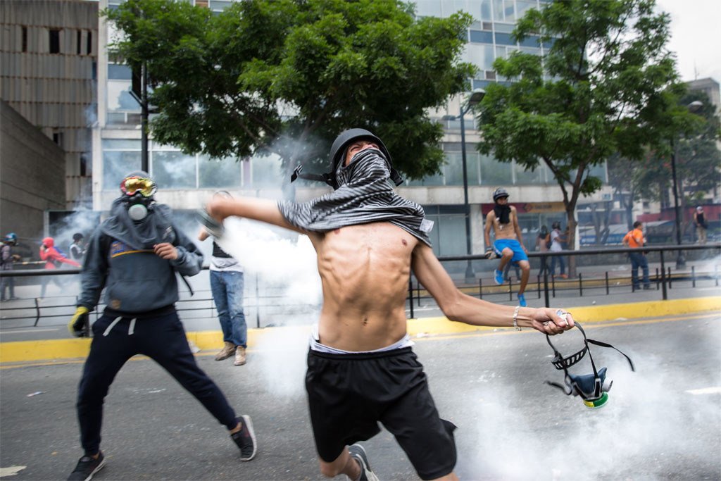 أرشيف: متظاهرون في لا كاستيانا، شرق العاصمة كراكاس، بفنزويلا.