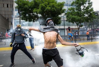 Manifestants dans le quartier de La Castellana, dans l'est de Caracas, au Venezuela, en août 2017. Photo <a href=http://bit.ly/2vkFd1n>Helena Carpio/IRIN</a>