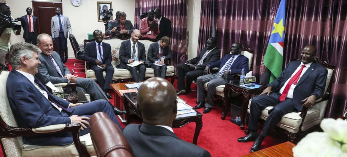 Lors d'une visite au Soudan du Sud, le Secrétaire général adjoint des Nations Unies pour les opérations de maintien de la paix, Jean-Pierre Lacroix (à gauche), s'entretient avec de hauts responsables du gouvernement. Photo ONU/Isaac Billy