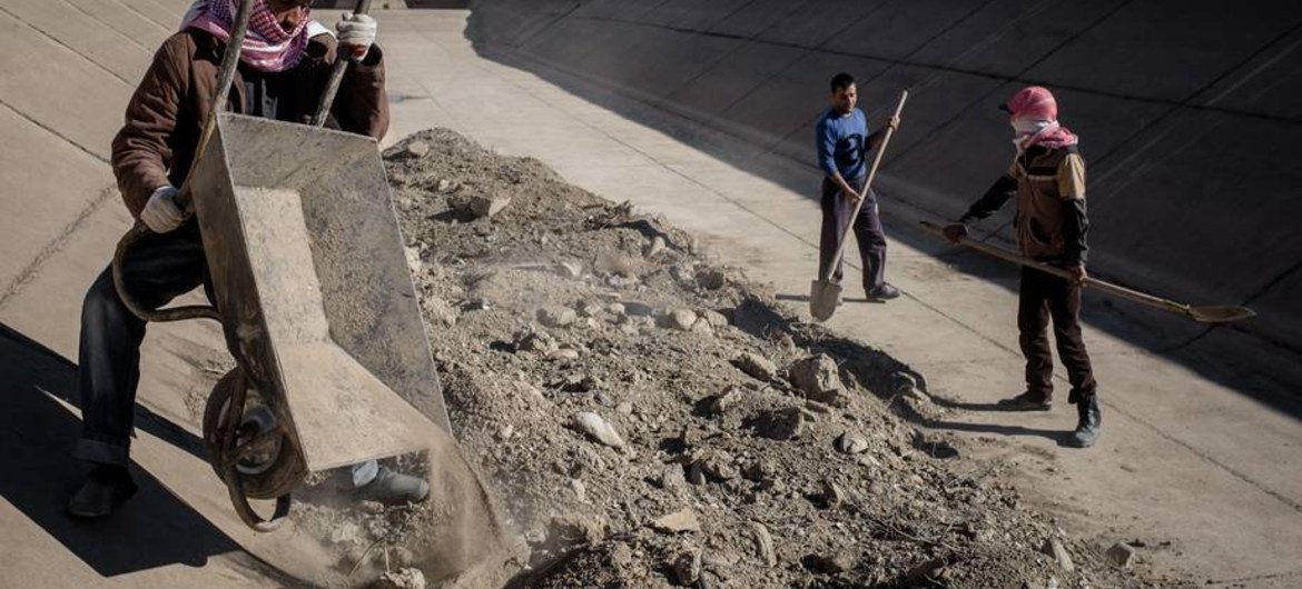 Иракцы работают над восстановлением ирригации Фото ФАО/Ченгиз Яр