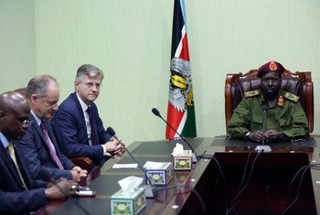 Le Secrétaire général adjoint des Nations Unies pour les opérations de maintien de la paix, Jean-Pierre Lacroix, (à gauche) et le Président du Soudan du Sud, Salva Kiir. (À droite)