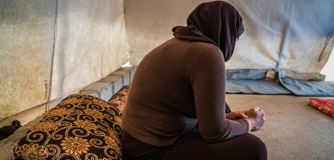 Mulher yazidi, em campo de deslocados internos no Iraque, depois de ser raptada pelo Isil. 