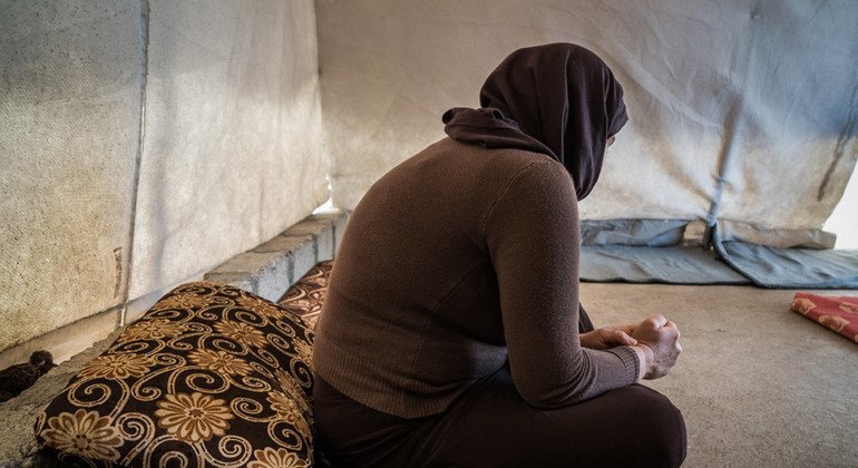 Mulher yazidi, em campo de deslocados internos no Iraque, depois de ser raptada pelo Isil. 