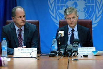 Le Secrétaire général adjoint des Nations Unies aux opérations de maintien de la paix, Jean-Pierre Lacroix (à droite), lors d'une conférence de presse au Soudan du Sud. (août 2017):