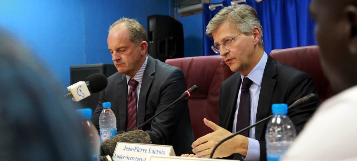 Le Secrétaire général adjoint des Nations Unies aux opérations de maintien de la paix, Jean-Pierre Lacroix (à droite), lors d'une conférence de presse au Soudan du Sud. Photo MINUSS