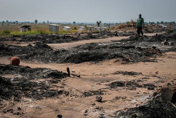Un ancien site pour personnes déplacées près de Kalemie, en République démocratique du Congo (RDC), a été incendié lorsqu'il a été attaqué par une milice début juillet. Photo OCHA/Ivo Brandau