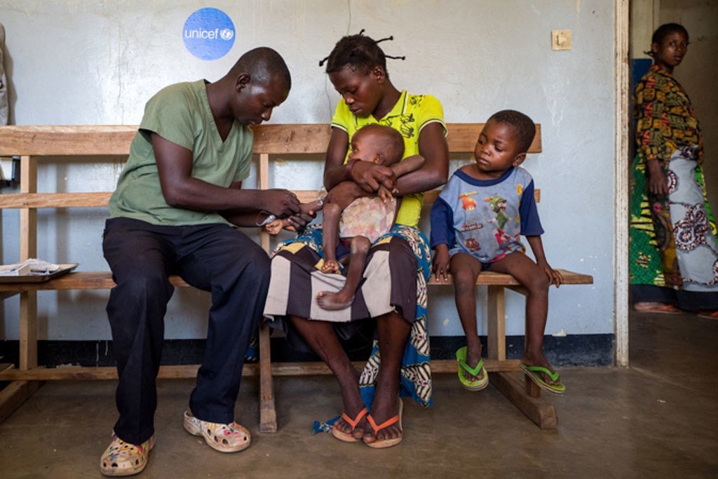 En République démocratique du Congo, un infirmier traite un enfant infecté par le paludisme avec des médicaments donnés par l'UNICEF (archives). Photo/UNICEF/UN064905