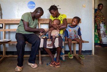 In the Democratic Republic of the Congo, a nurse from the Kabea Kamwanga hospital treats a malnourished and malaria-infected child with medicines donated by UNICEF (May 2017). Photo/UNICEF/UN064905