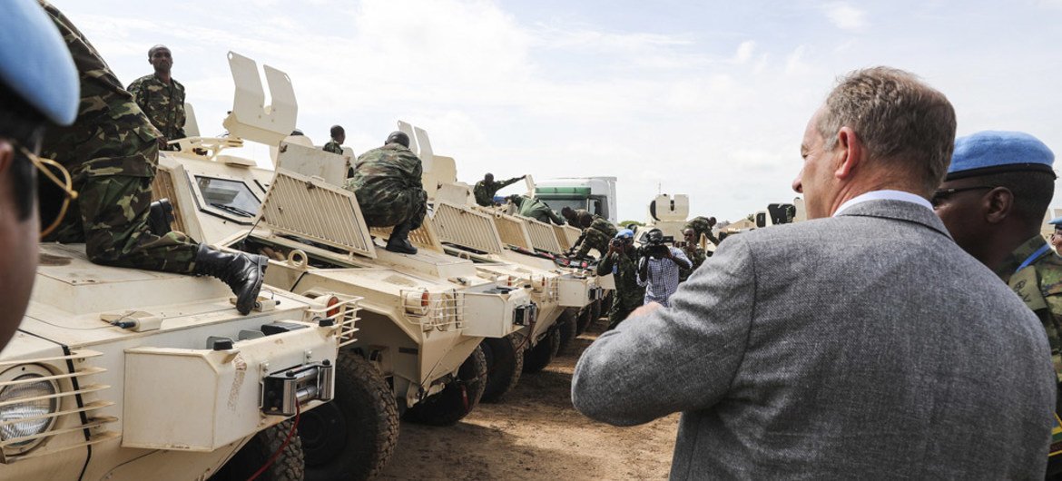 秘书长南苏丹问题特别代表兼联合国南苏丹特派团负责人希勒在南苏丹首都朱巴会见新进抵达的区域保护部队人员。联合国图片/Isaac Billy