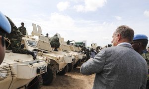 le Représentant spécial du Secrétaire général et Chef de la Mission des Nations Unies au Soudan du Sud (MINUSS), David Shearer, lors de l'arrivée à Juba de la Force de protection régionale mandatée par l'ONU.