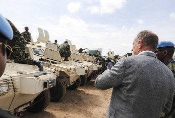 le Représentant spécial du Secrétaire général et Chef de la Mission des Nations Unies au Soudan du Sud (MINUSS), David Shearer, lors de l'arrivée à Juba de la Force de protection régionale mandatée par l'ONU.