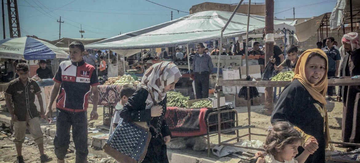 Des civils sur un marché de la partie est de Mossoul, dans le nord de l'Iraq. 